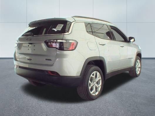 Used 2024 Jeep Compass Latitude w/ Convenience Group image 3