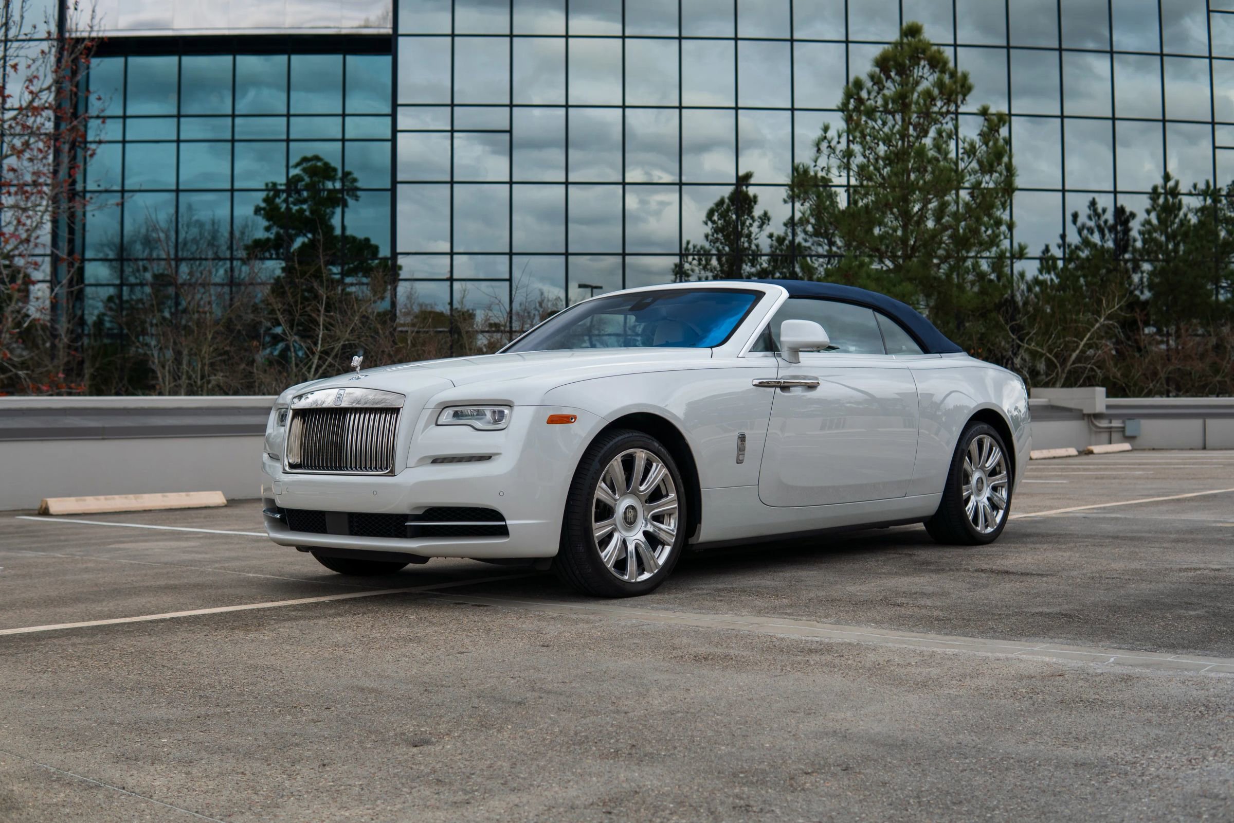 Used 2017 Rolls-Royce Dawn RWD image 4
