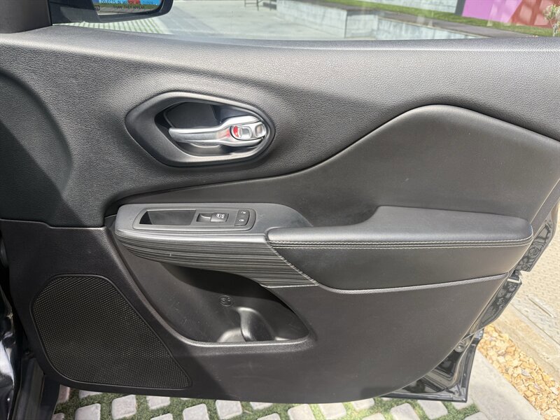 Used 2016 Jeep Cherokee Limited image 27