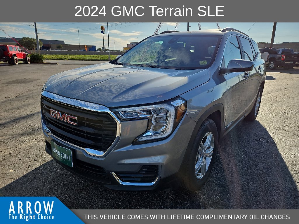Used 2024 GMC Terrain SLE w/ Driver Convenience Package FWD image 4