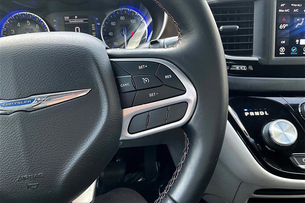 Used 2018 Chrysler Pacifica Touring-L image 11