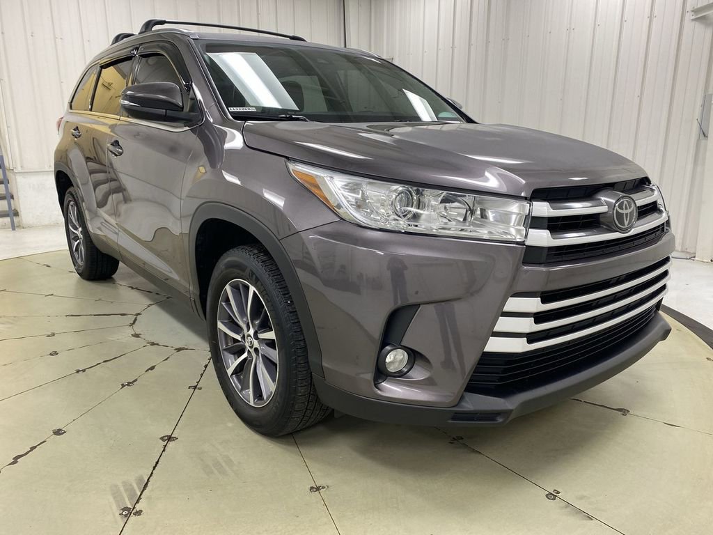 Used 2019 Toyota Highlander XLE FWD image 11