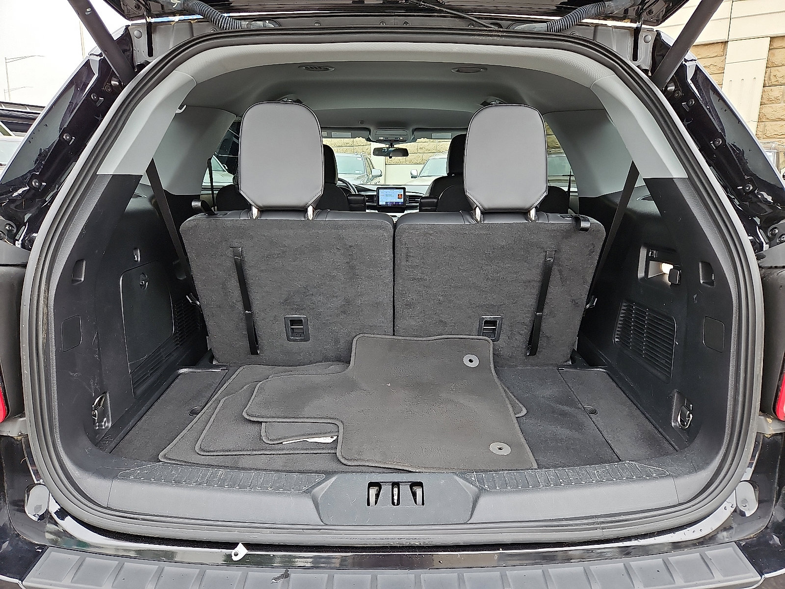 Certified 2022 Ford Explorer XLT w/ Equipment Group 202A image 28