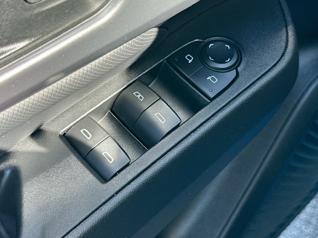 Certified 2025 Chevrolet Equinox EV RS FWD image 17