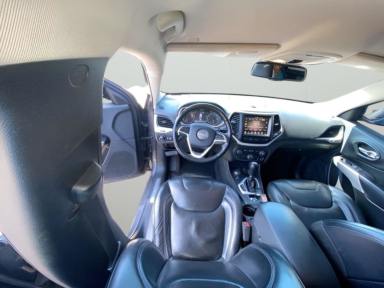 Used 2018 Jeep Cherokee Overland AWD/4WD image 30