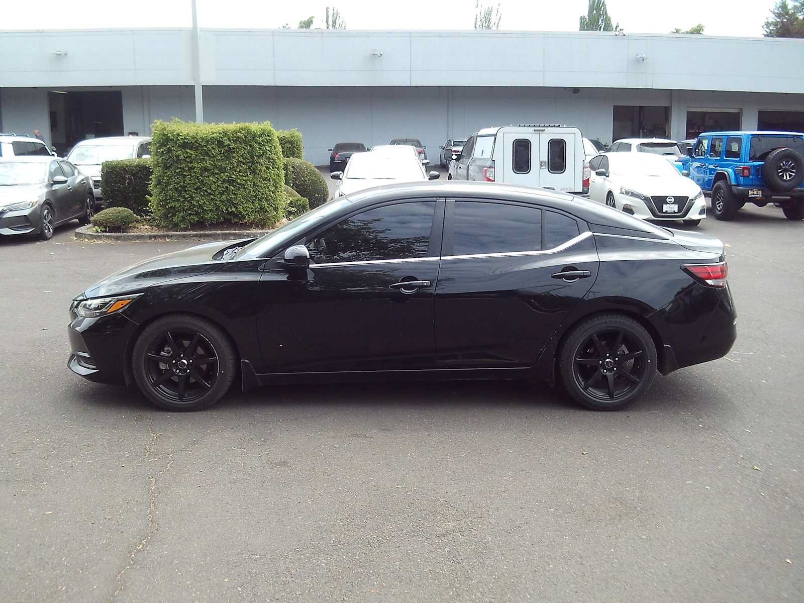 Used 2020 Nissan Sentra SV w/ SV Premium Package FWD image 2