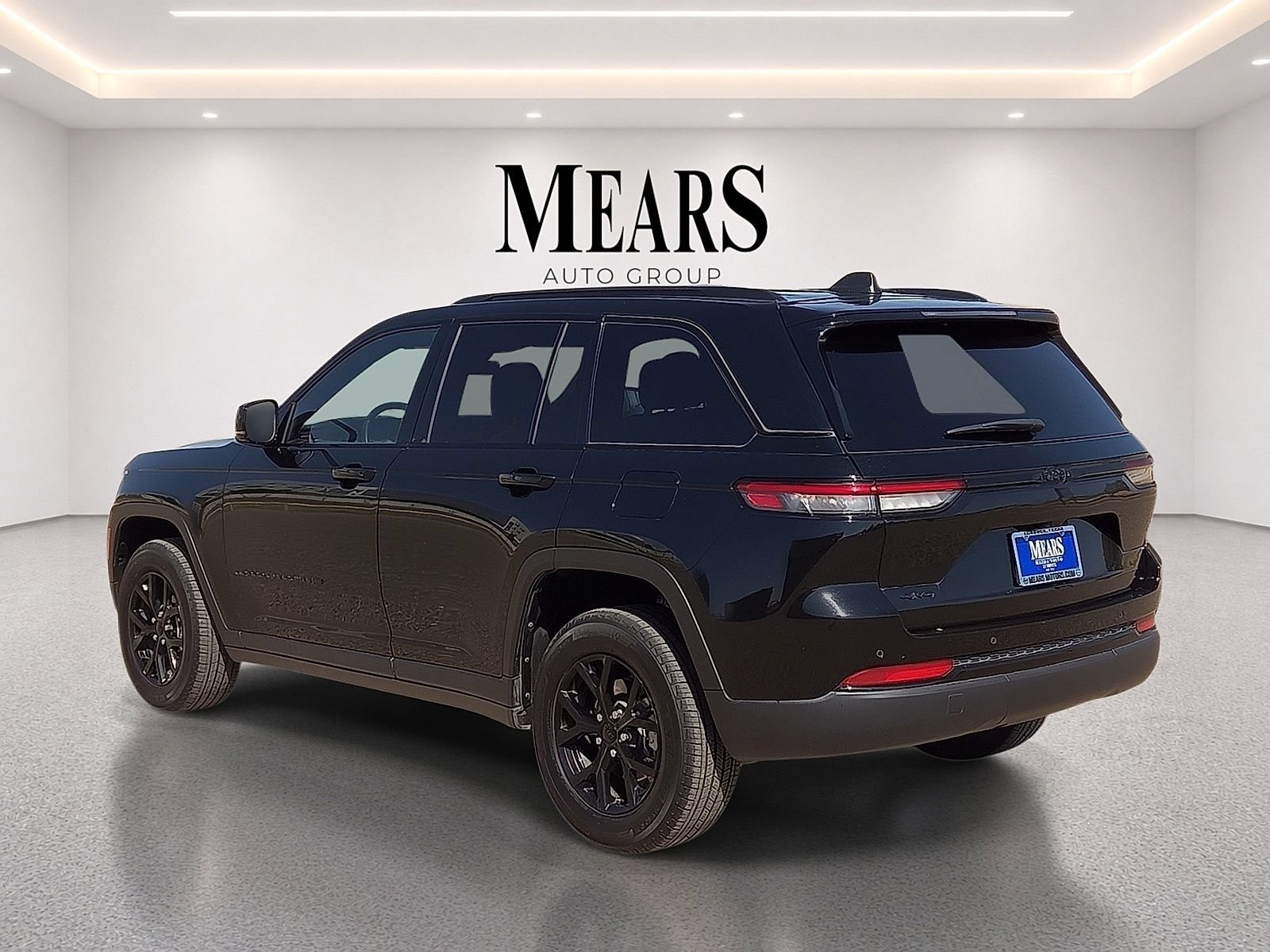 Used 2025 Jeep Grand Cherokee Altitude AWD/4WD image 3