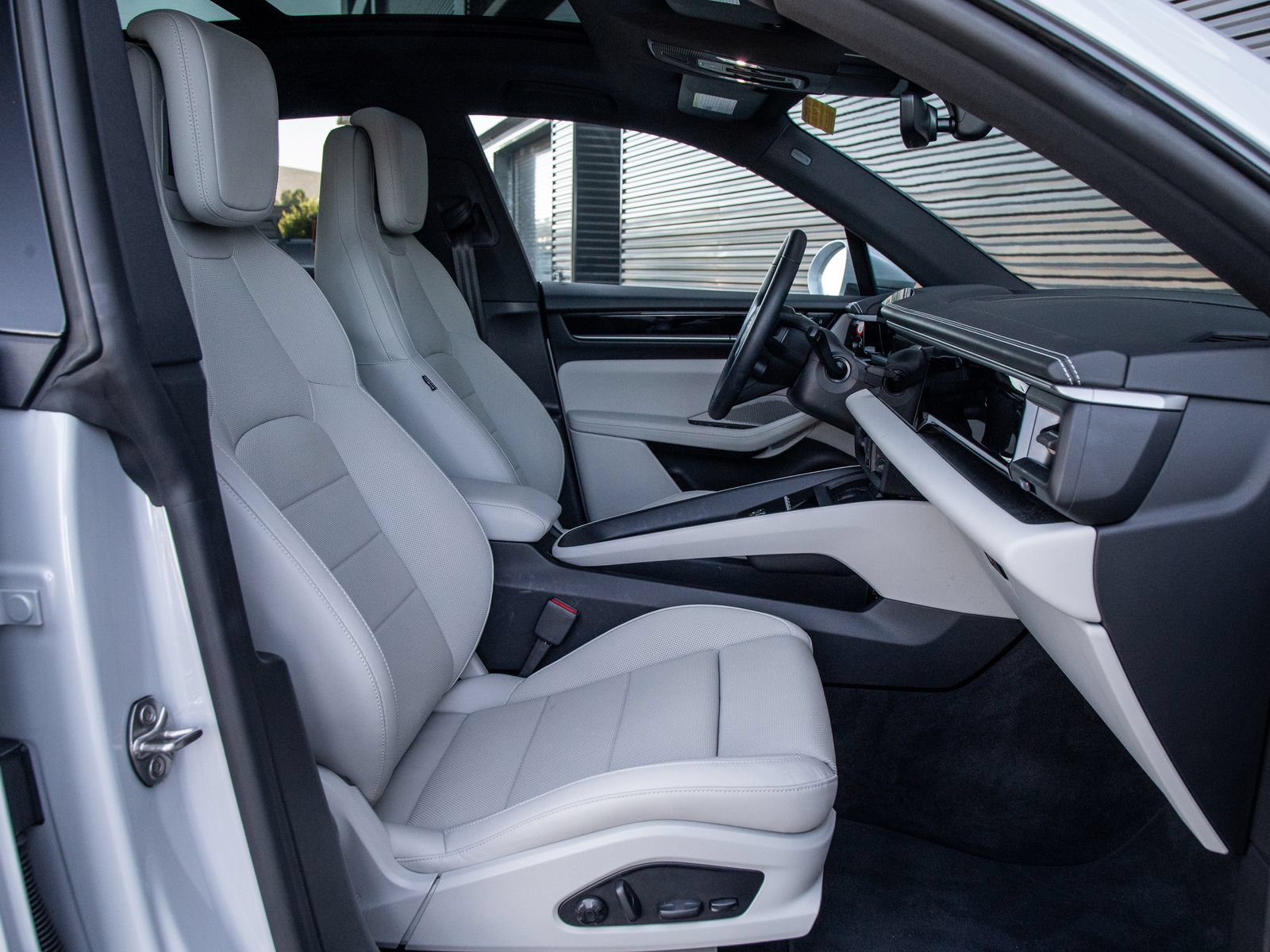 Certified 2025 Porsche Macan Electric RWD image 17