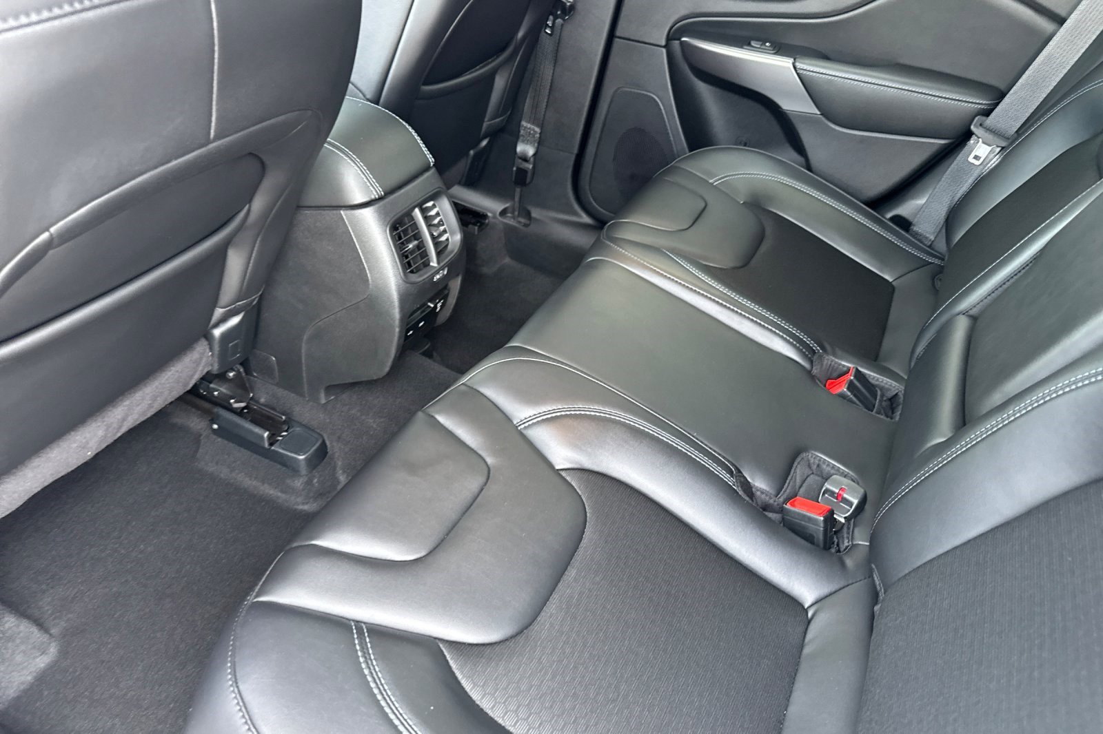 Used 2020 Jeep Cherokee Latitude Plus w/ Comfort/Convenience Group FWD image 25