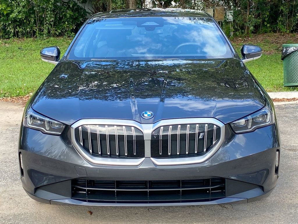 Used 2025 BMW i5 eDrive40i w/ Premium Package image 2
