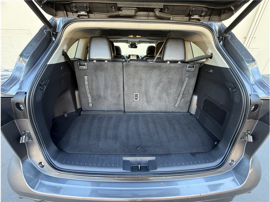 Used 2021 Toyota Highlander XLE AWD/4WD image 24