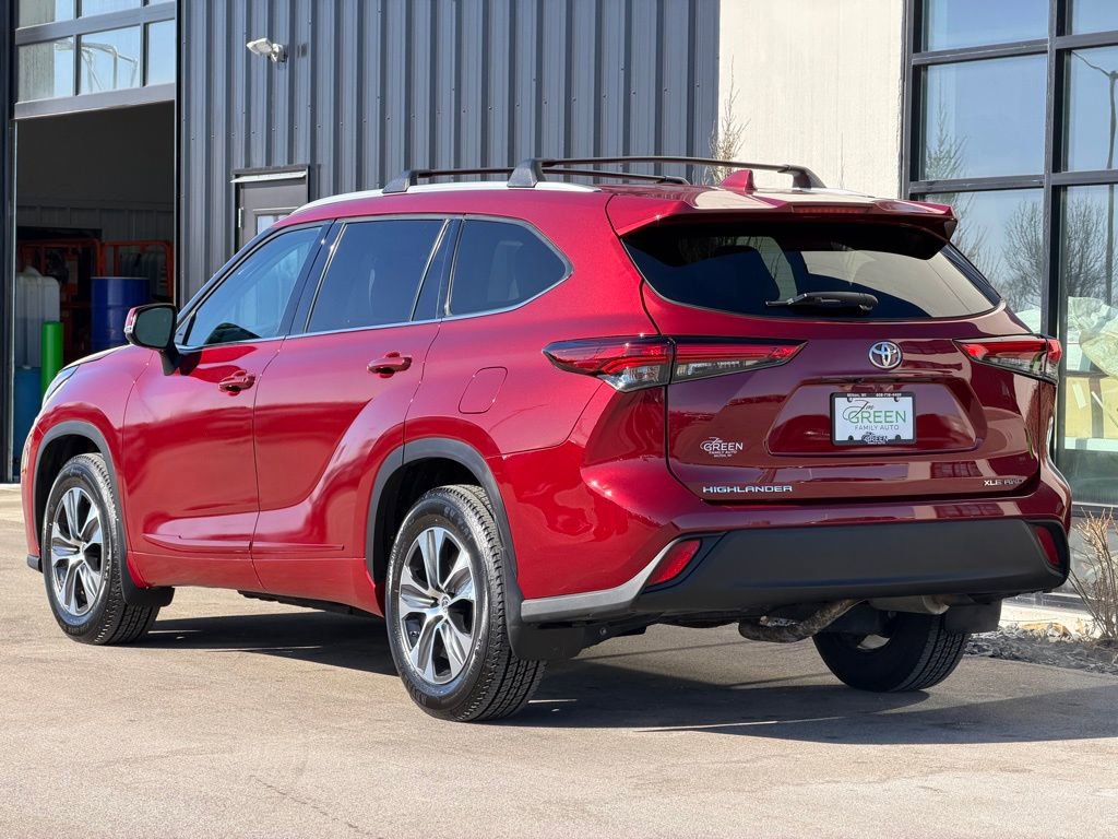 Used 2022 Toyota Highlander XLE image 3