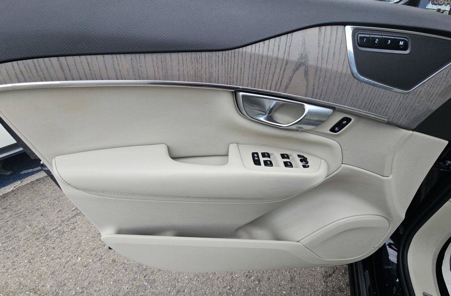 Used 2024 Volvo XC90 T8 Plus AWD/4WD image 3