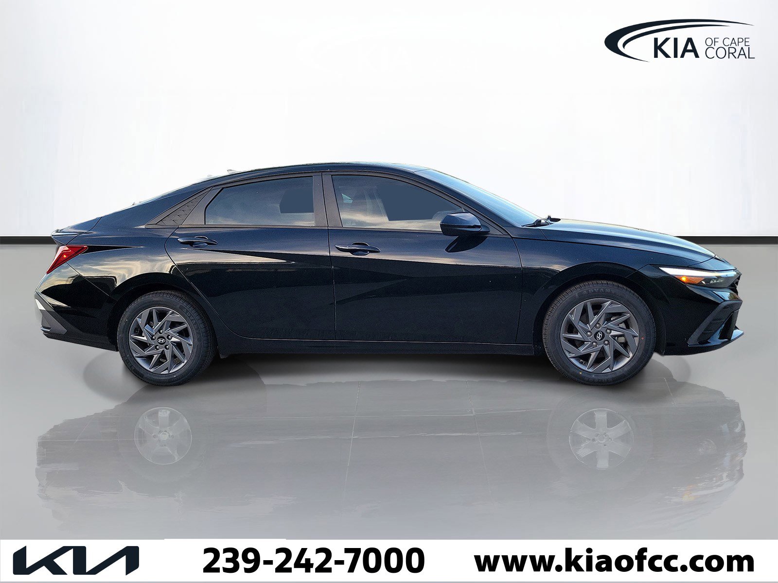 Used 2024 Hyundai Elantra SEL image 2