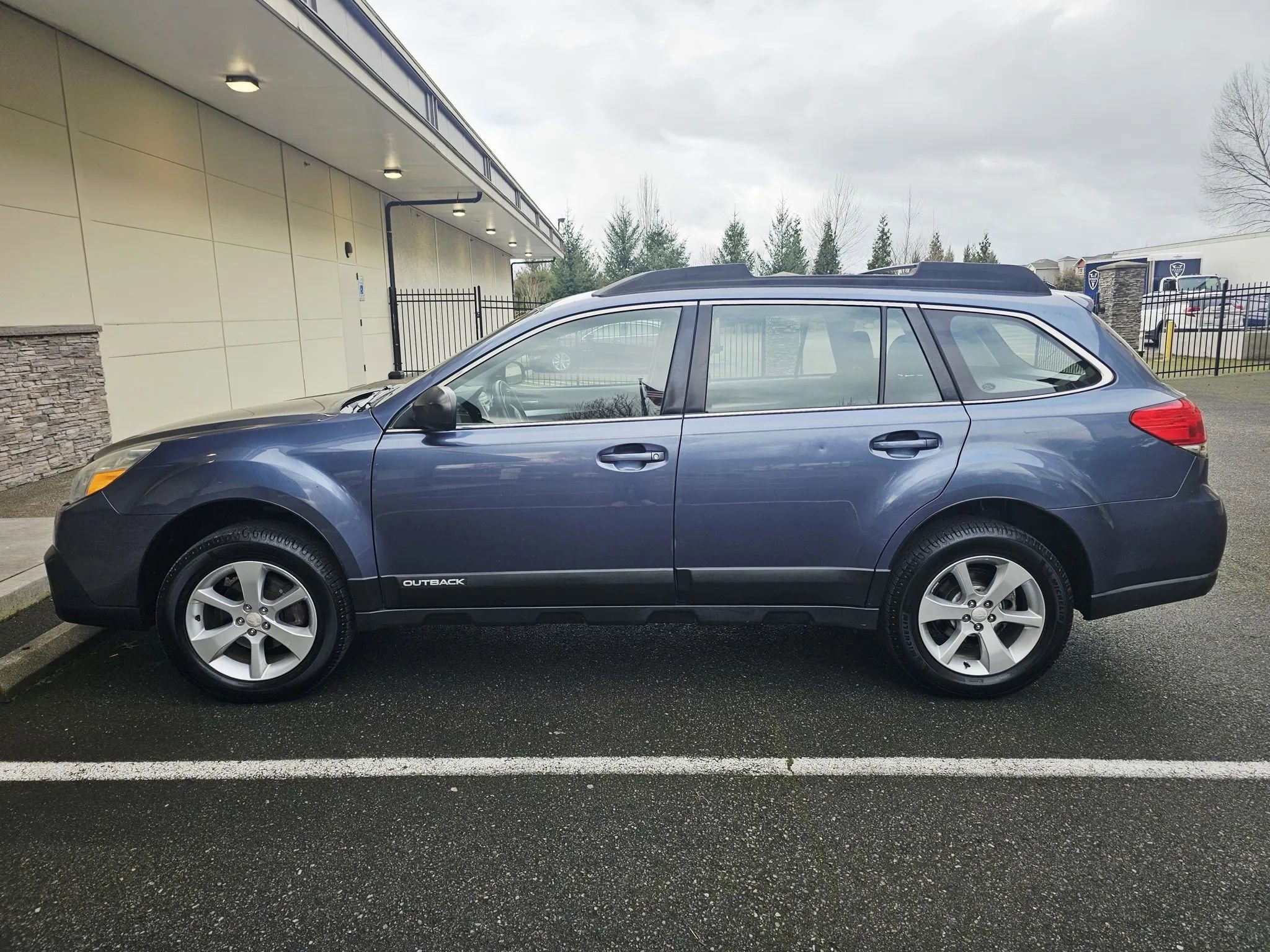 Used 2014 Subaru Outback 2.5i w/ Alloy Wheel Package AWD/4WD image 2