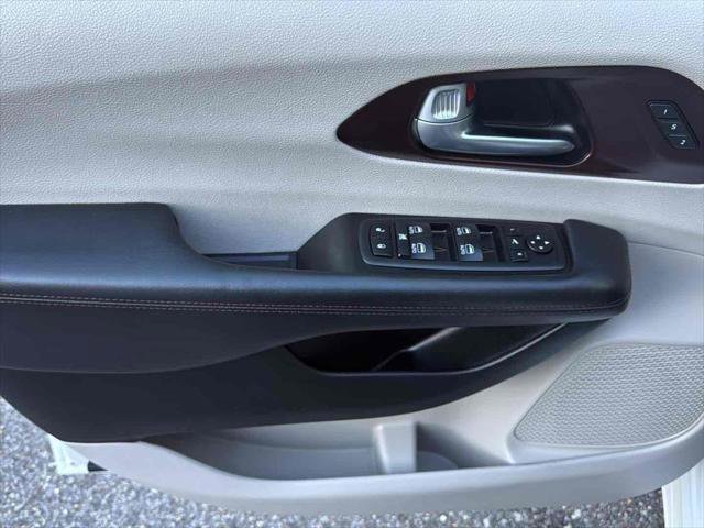 Used 2018 Chrysler Pacifica Limited image 17