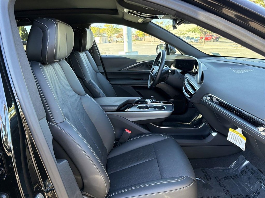 Used 2025 Cadillac Lyriq Luxury image 32