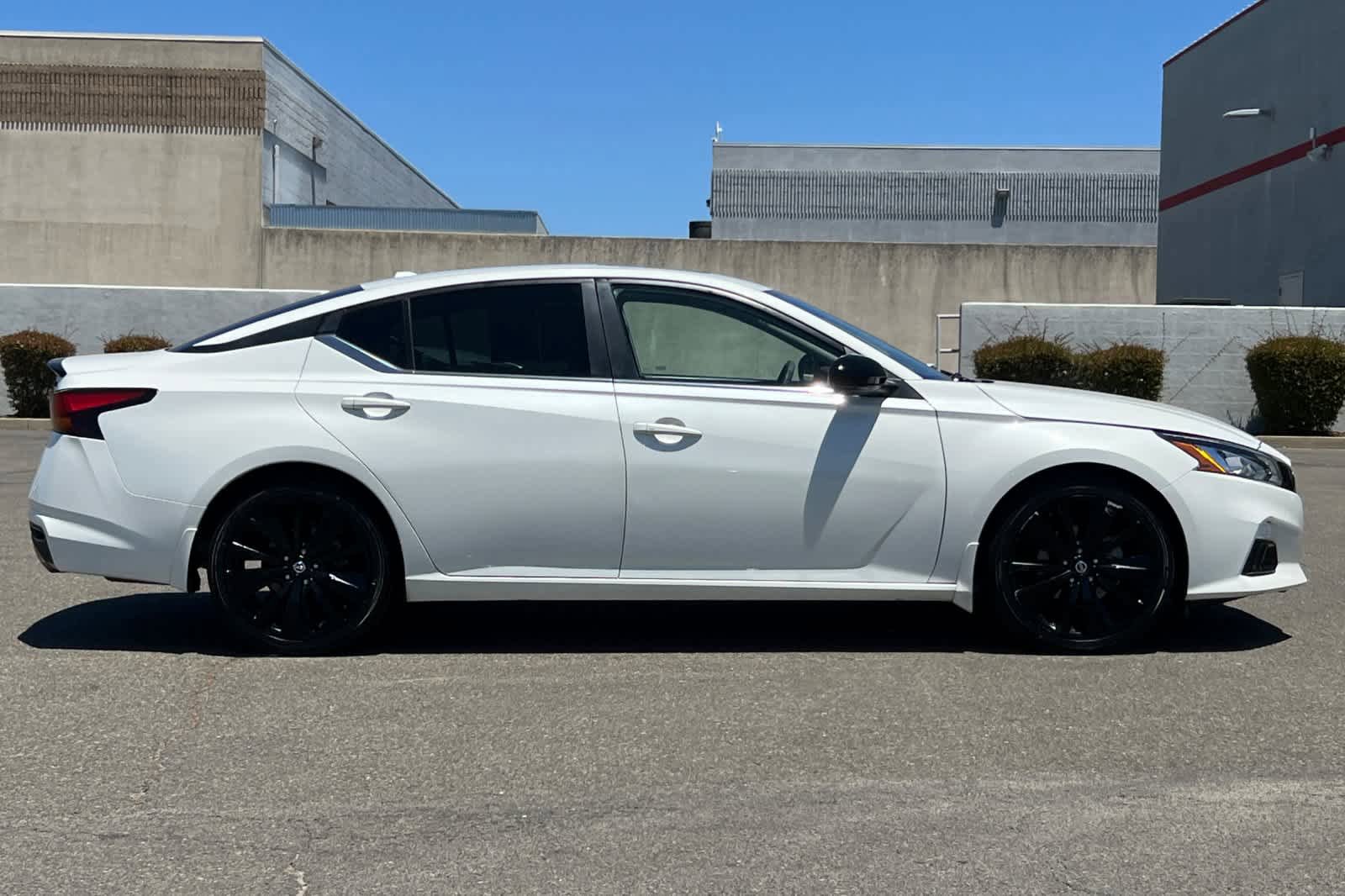 Used 2022 Nissan Altima 2.5 SR w/ Midnight Edition Package FWD image 6