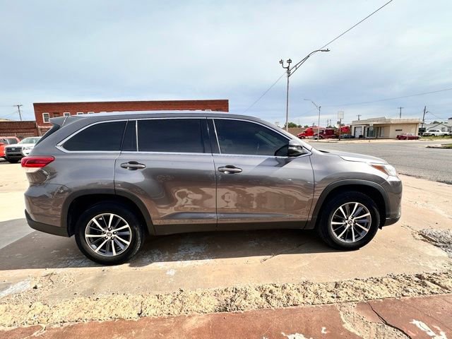 Used 2019 Toyota Highlander XLE FWD image 4