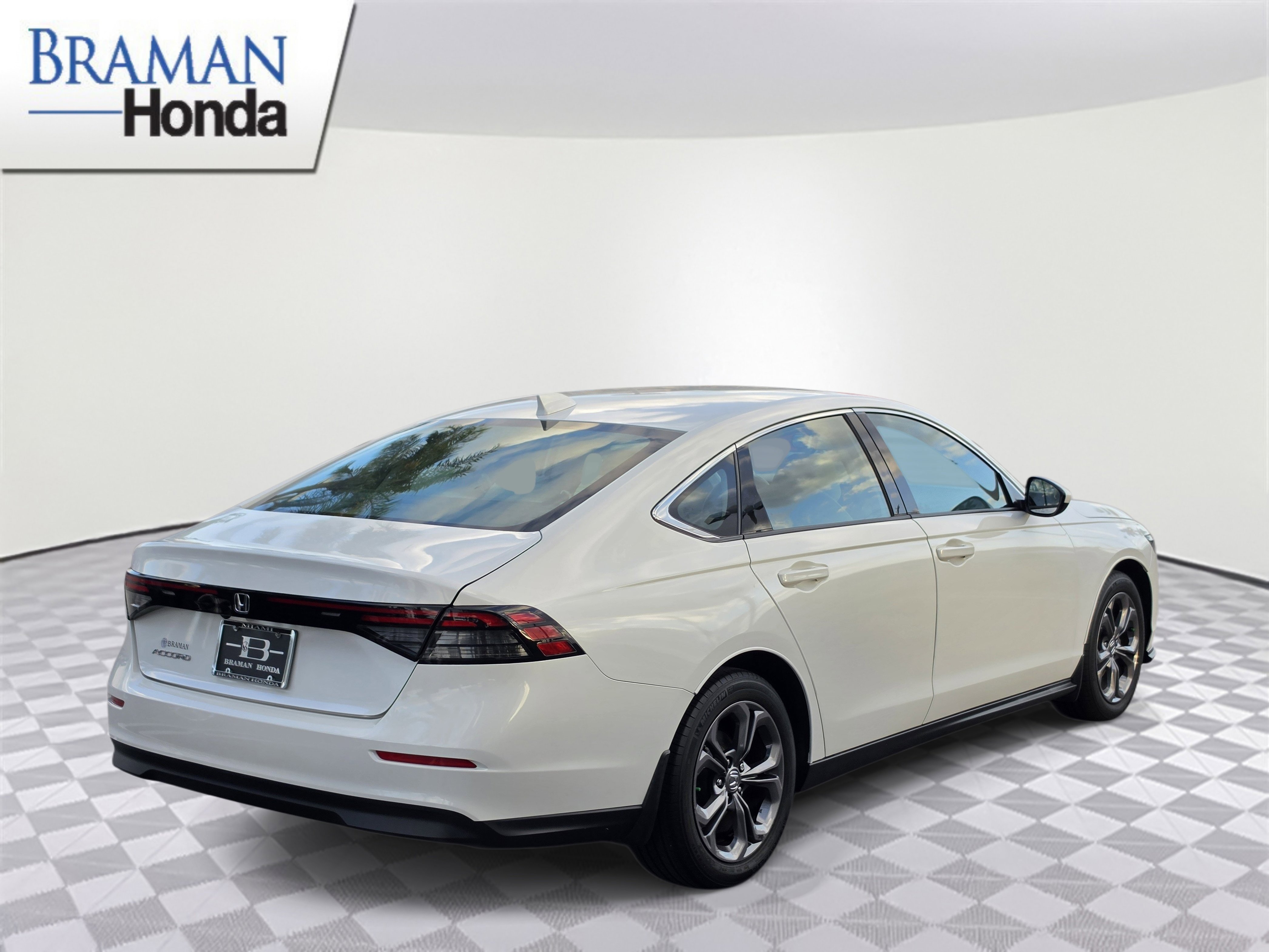 Certified 2023 Honda Accord EX image 3