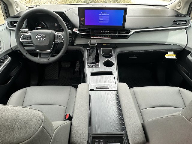 Used 2026 Toyota Sienna XLE FWD image 9