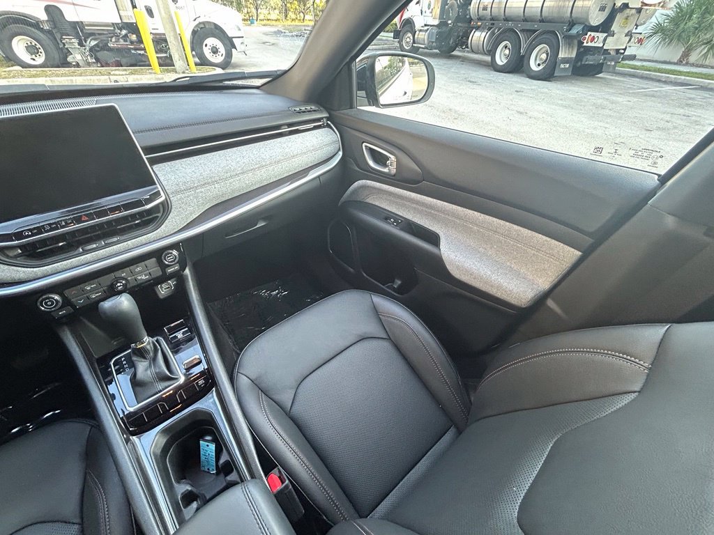 Used 2023 Jeep Compass Latitude AWD/4WD image 11
