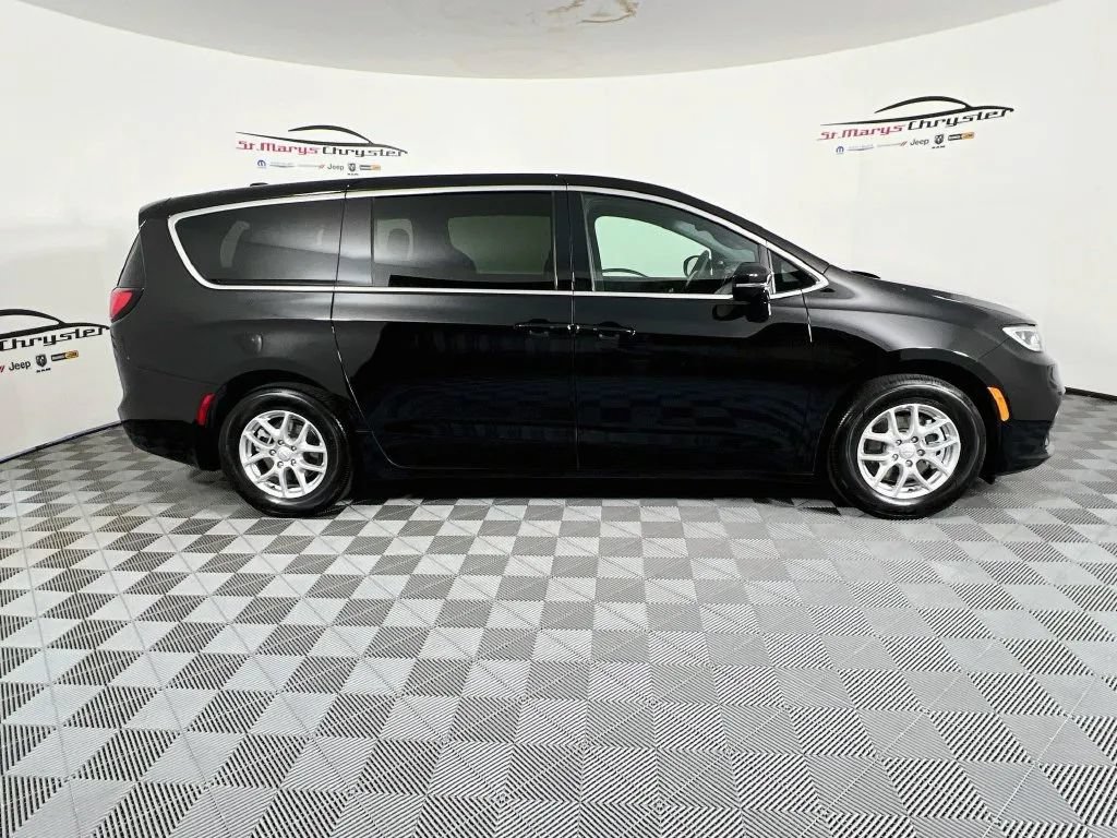 Used 2026 Chrysler Pacifica Select FWD image 9