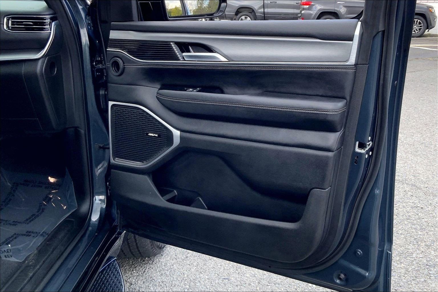 Certified 2024 Jeep Wagoneer Series II AWD/4WD image 22