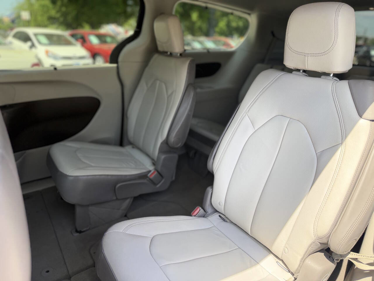 Used 2017 Chrysler Pacifica Touring-L FWD image 21
