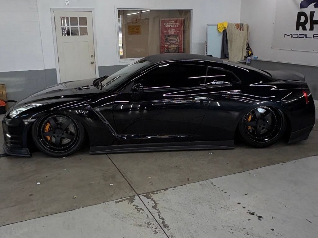 Used 2016 Nissan GT-R Premium AWD/4WD image 2