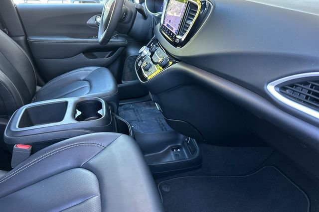 Used 2025 Chrysler Pacifica Select image 17