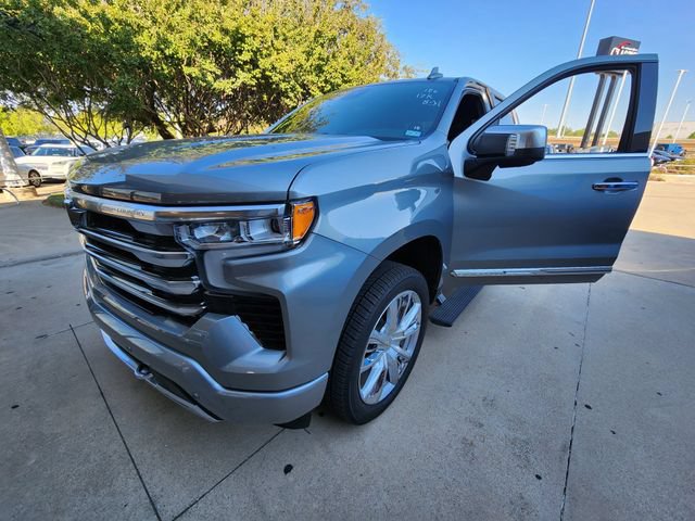 Used 2025 Chevrolet Silverado 1500 High Country w/ High Country Premium Package AWD/4WD image 3