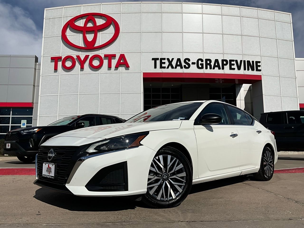 Used 2025 Nissan Altima 2.5 SV image 2