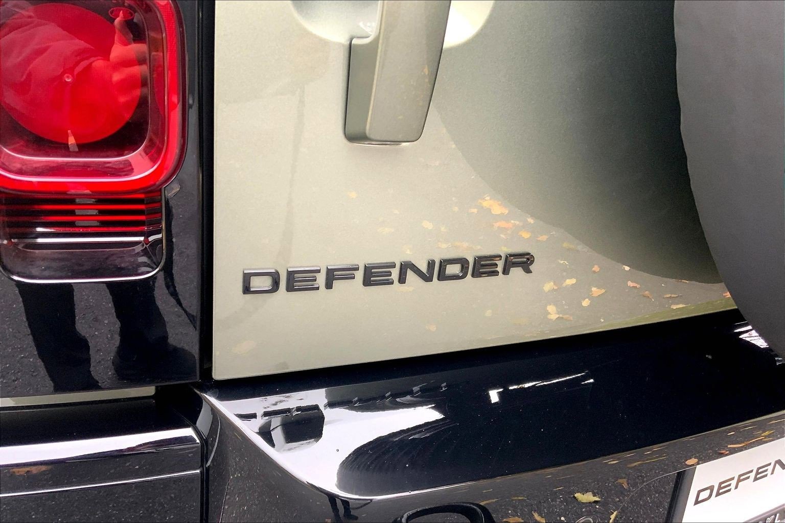 Used 2025 Land Rover Defender 110 X-Dynamic SE image 9