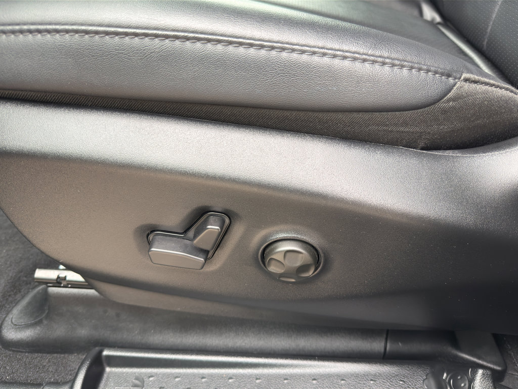 Used 2026 Chrysler Pacifica Select image 15