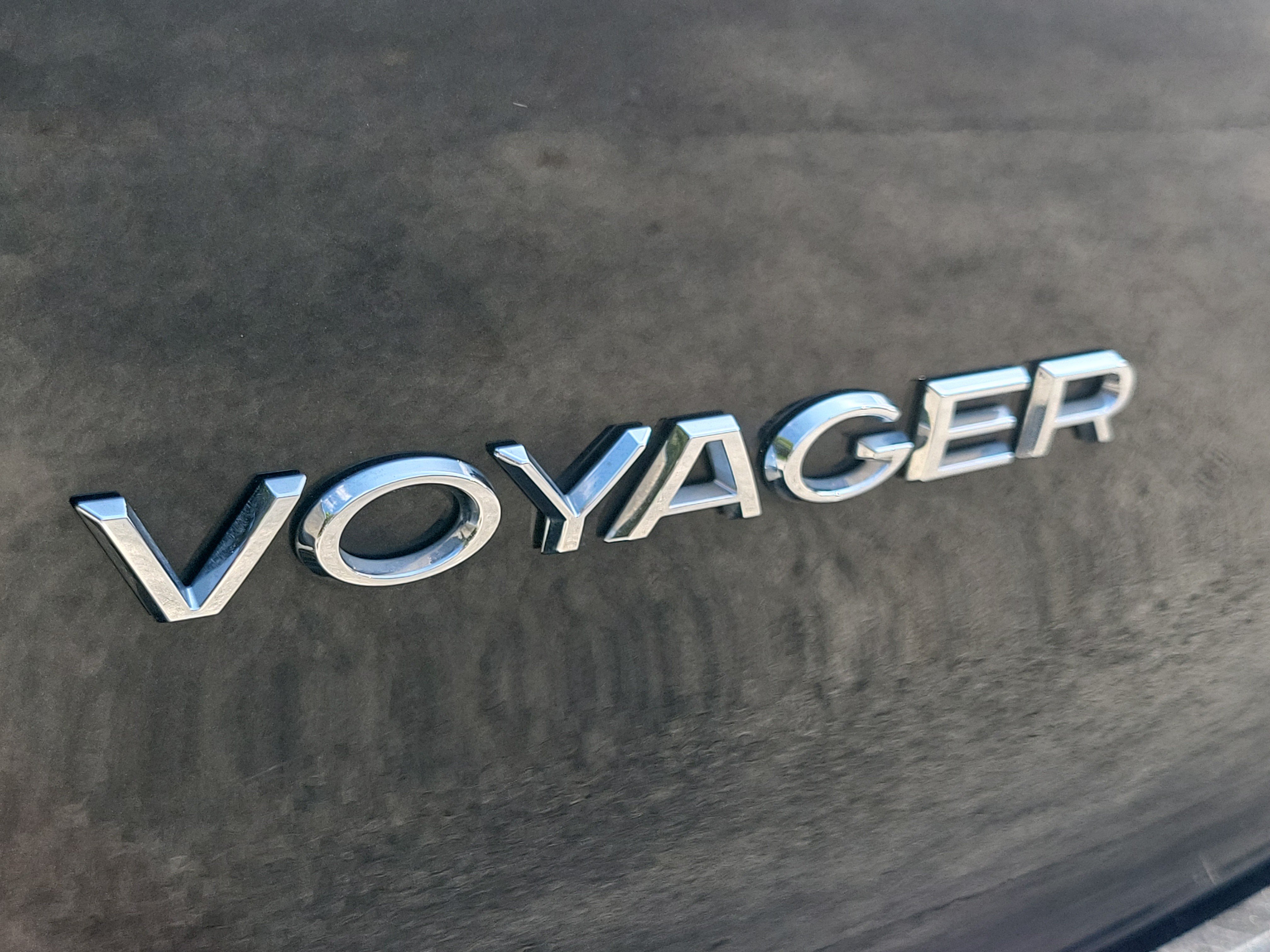 Used 2023 Chrysler Voyager LX FWD image 11
