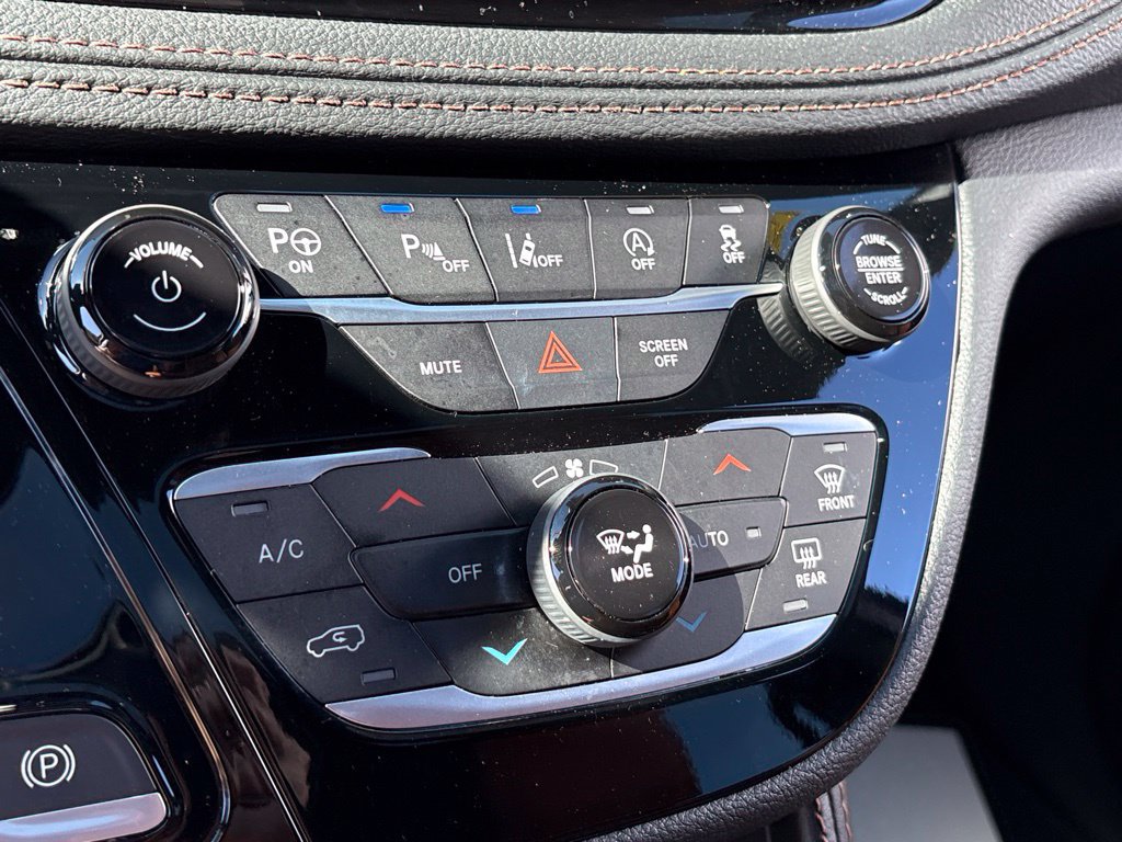 Used 2025 Chrysler Pacifica Pinnacle FWD image 18