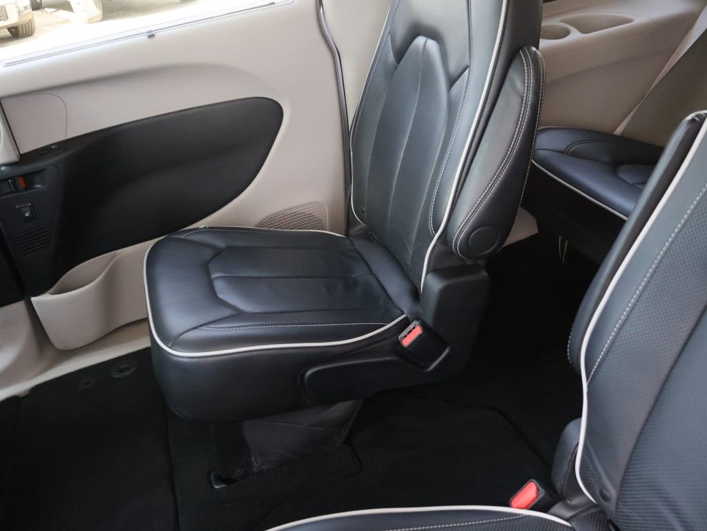 Used 2024 Chrysler Pacifica Limited image 13