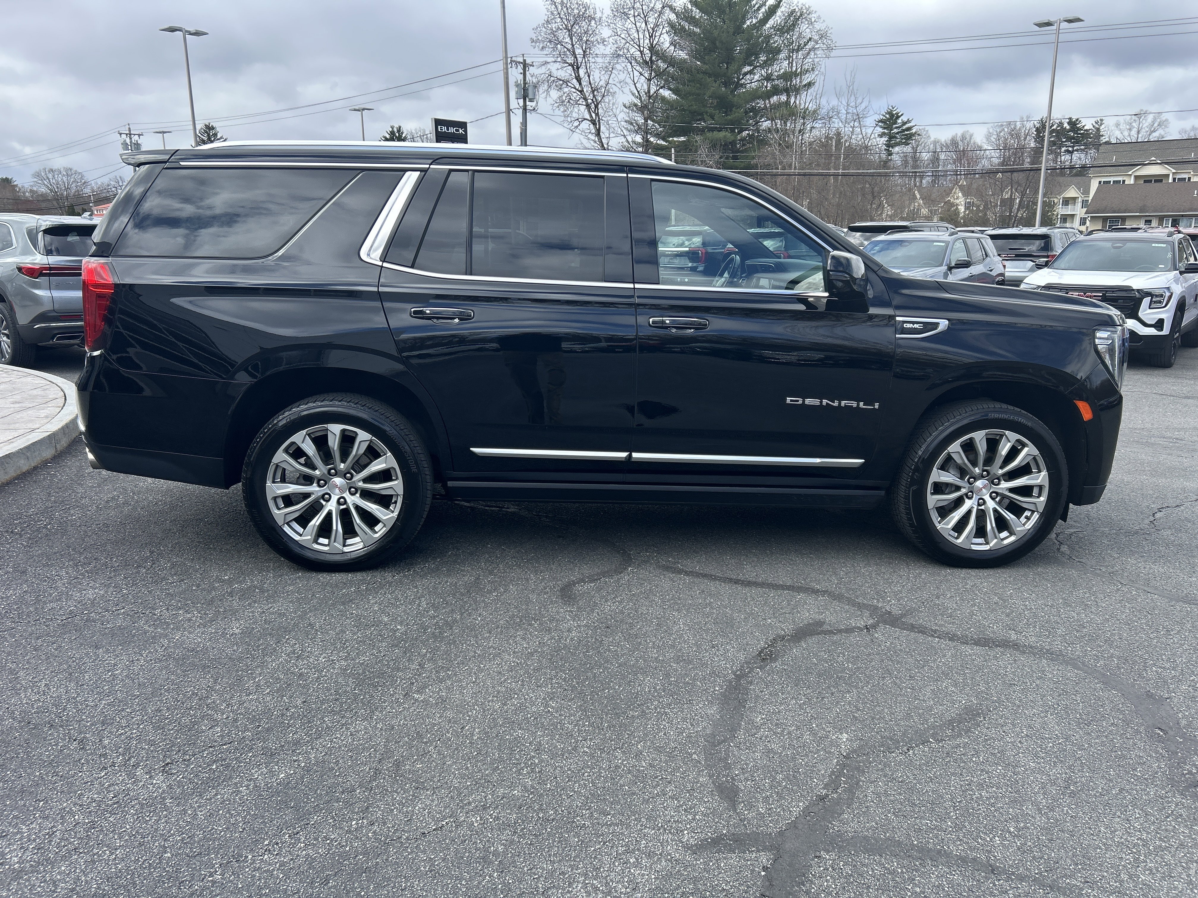Used 2021 GMC Yukon Denali w/ Denali Premium Package image 12