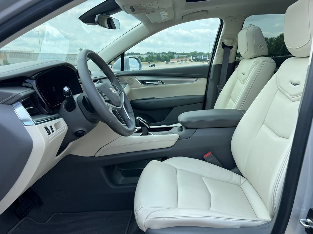 Used 2018 Cadillac XT5 Luxury w/ Driver Awareness Package AWD/4WD image 4