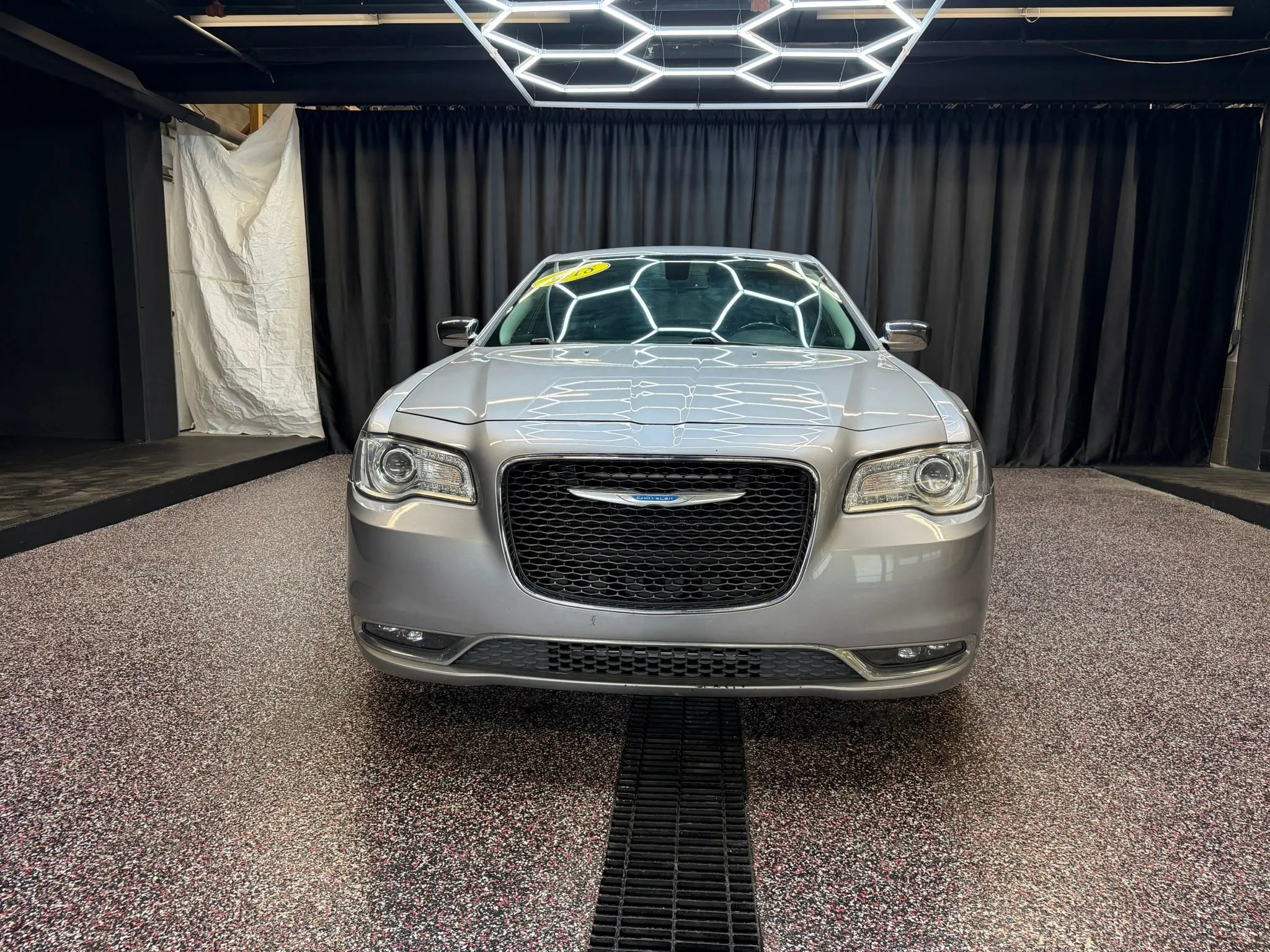 Used 2018 Chrysler 300 Limited RWD image 2