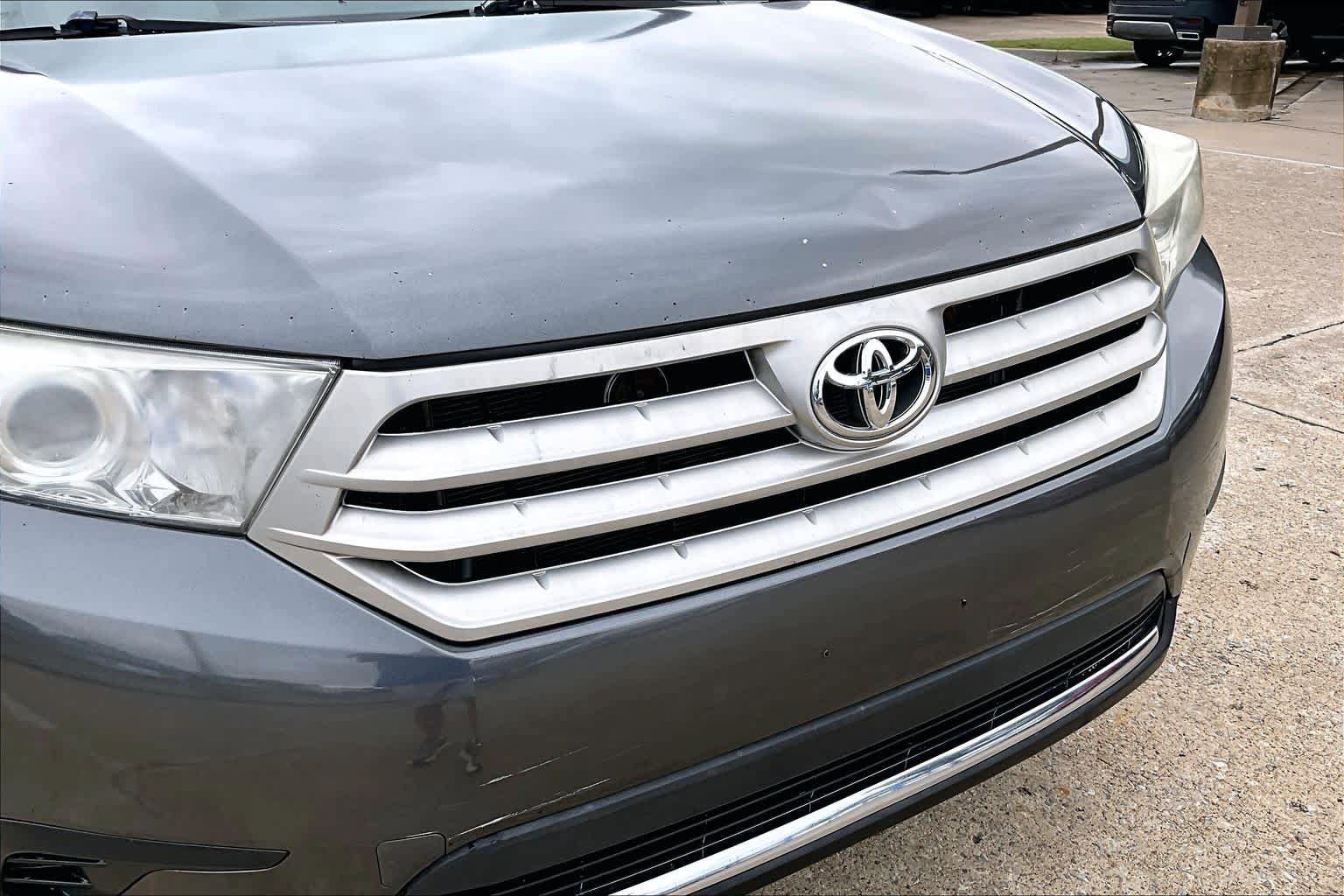 Used 2012 Toyota Highlander FWD w/ Cold Weather Pkg image 28