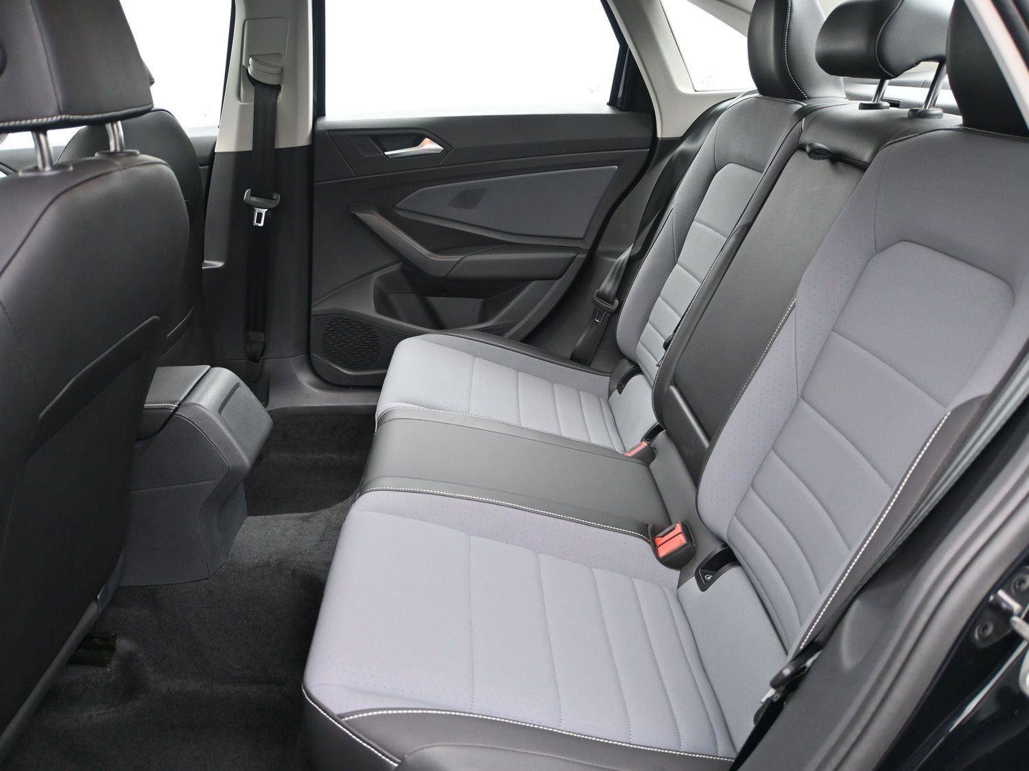 Certified 2025 Volkswagen Jetta SE w/ Sunroof Package image 9