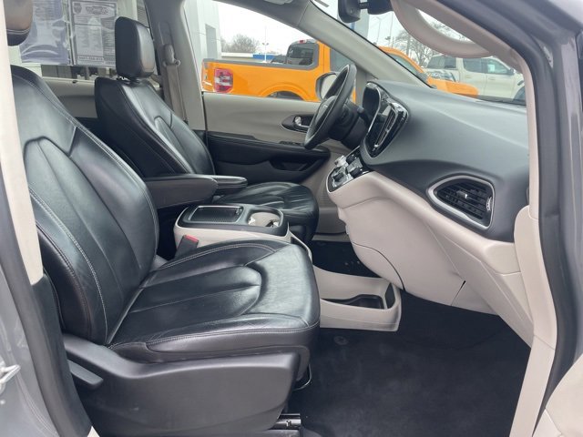 Used 2022 Chrysler Pacifica Touring-L image 16