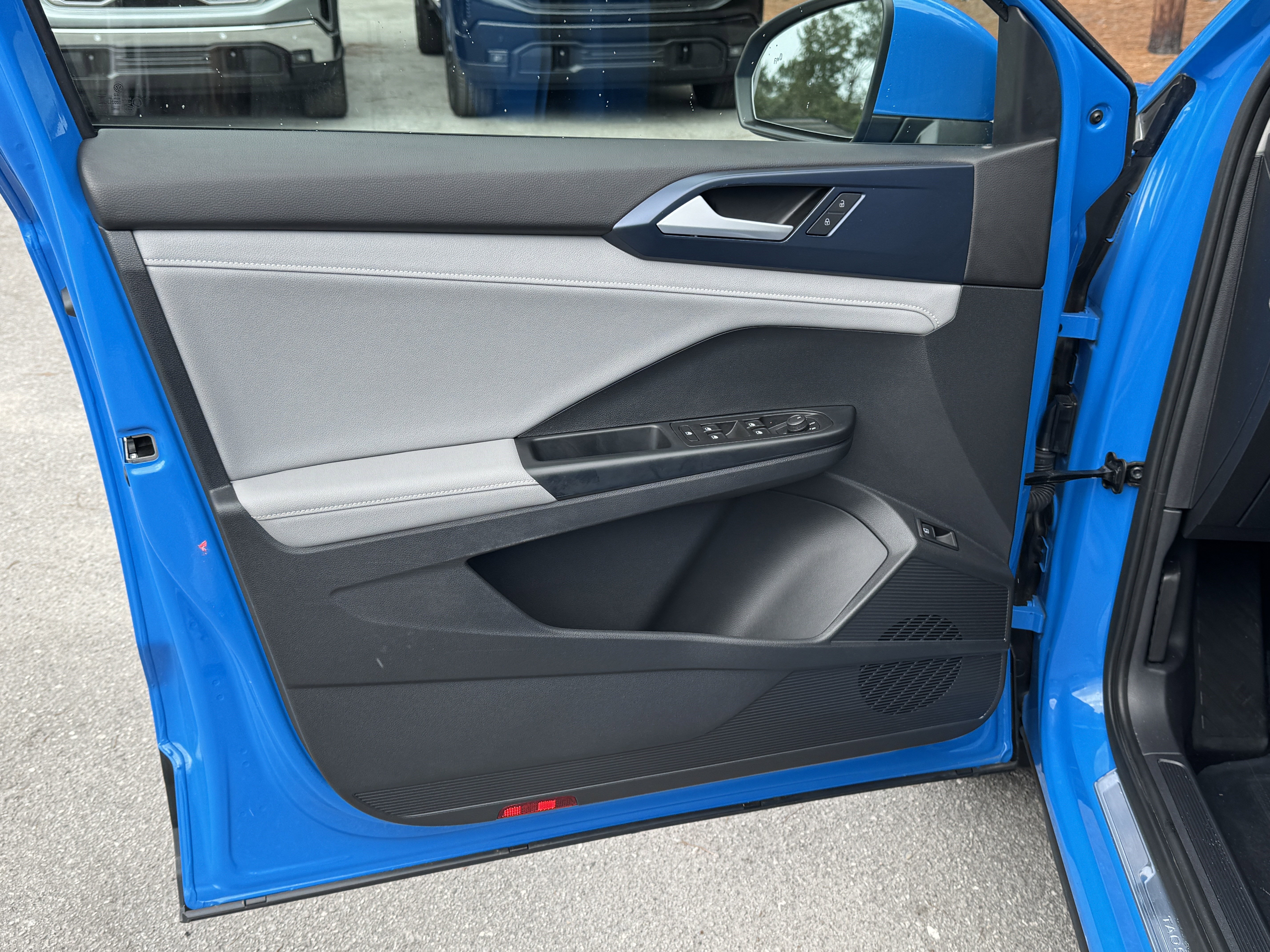 Used 2024 Volkswagen Taos SE image 12