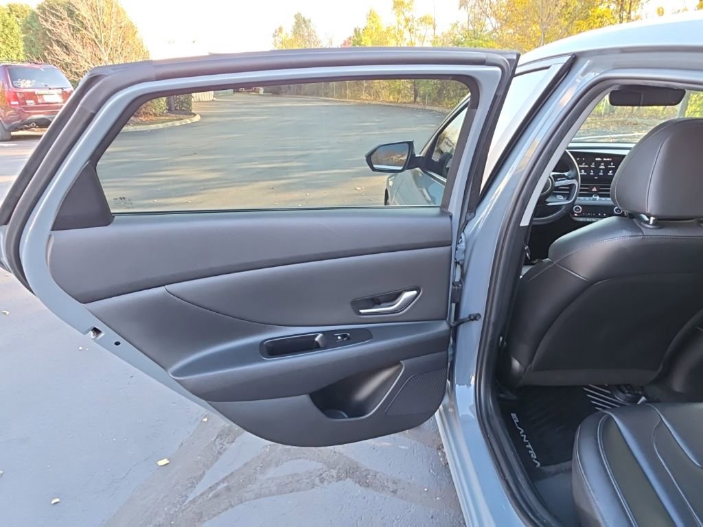 Used 2023 Hyundai Elantra Limited image 33