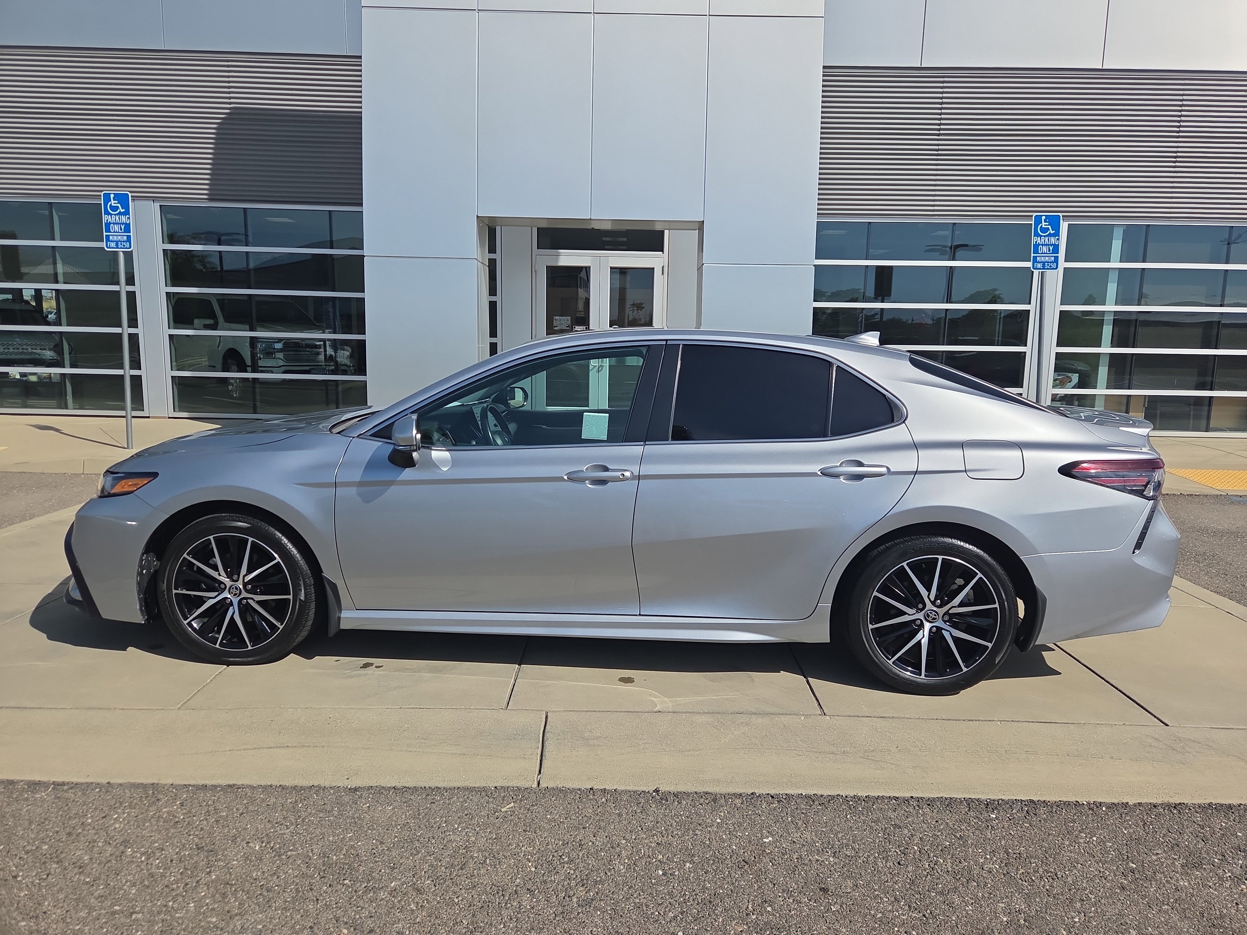 Used 2023 Toyota Camry SE w/ Convenience Package FWD image 2