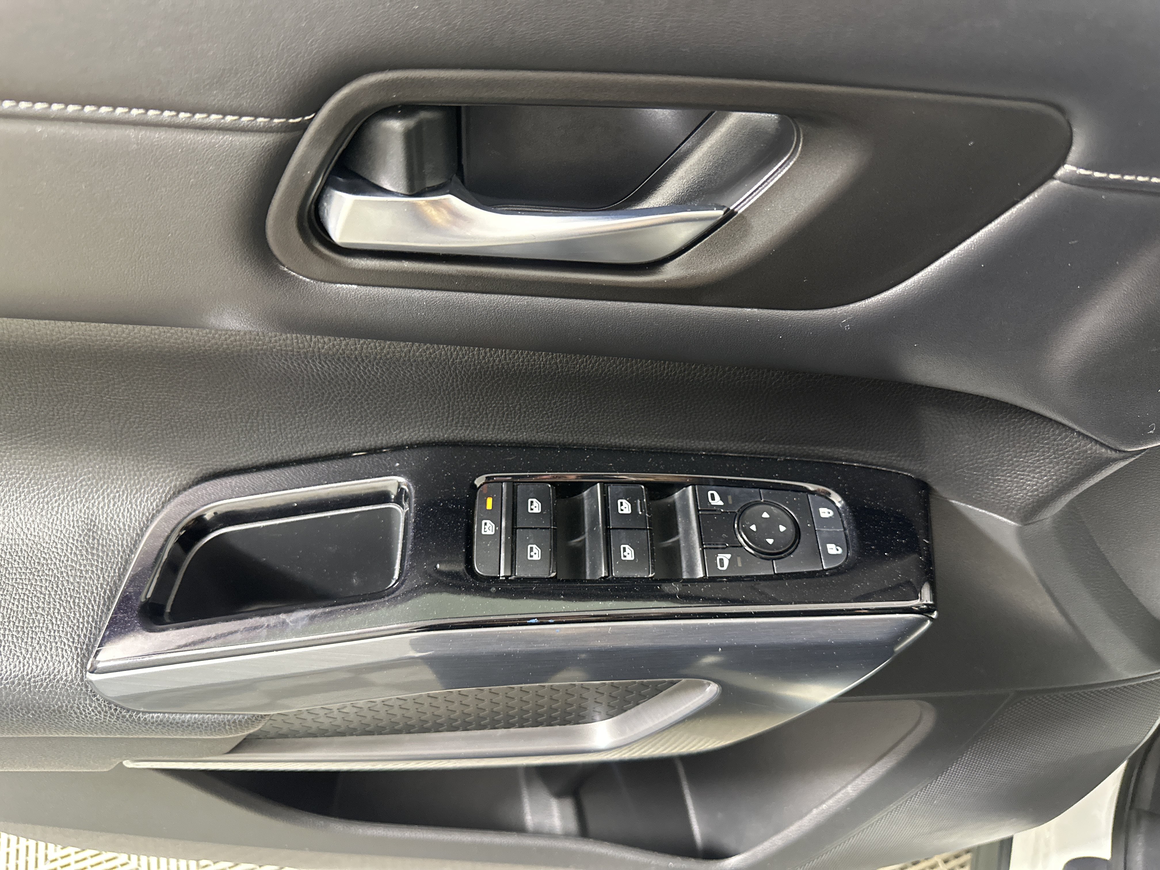 Used 2023 Nissan Pathfinder SL AWD/4WD image 11