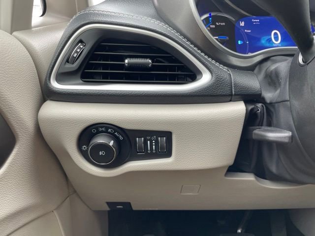 Used 2024 Chrysler Pacifica Limited FWD image 21