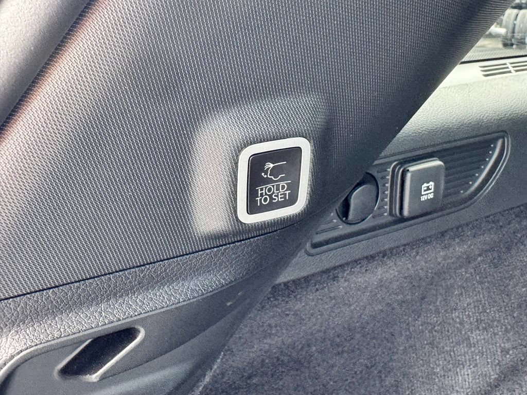 Used 2023 Jeep Grand Cherokee Overland w/ Luxury Tech Group IV AWD/4WD image 17